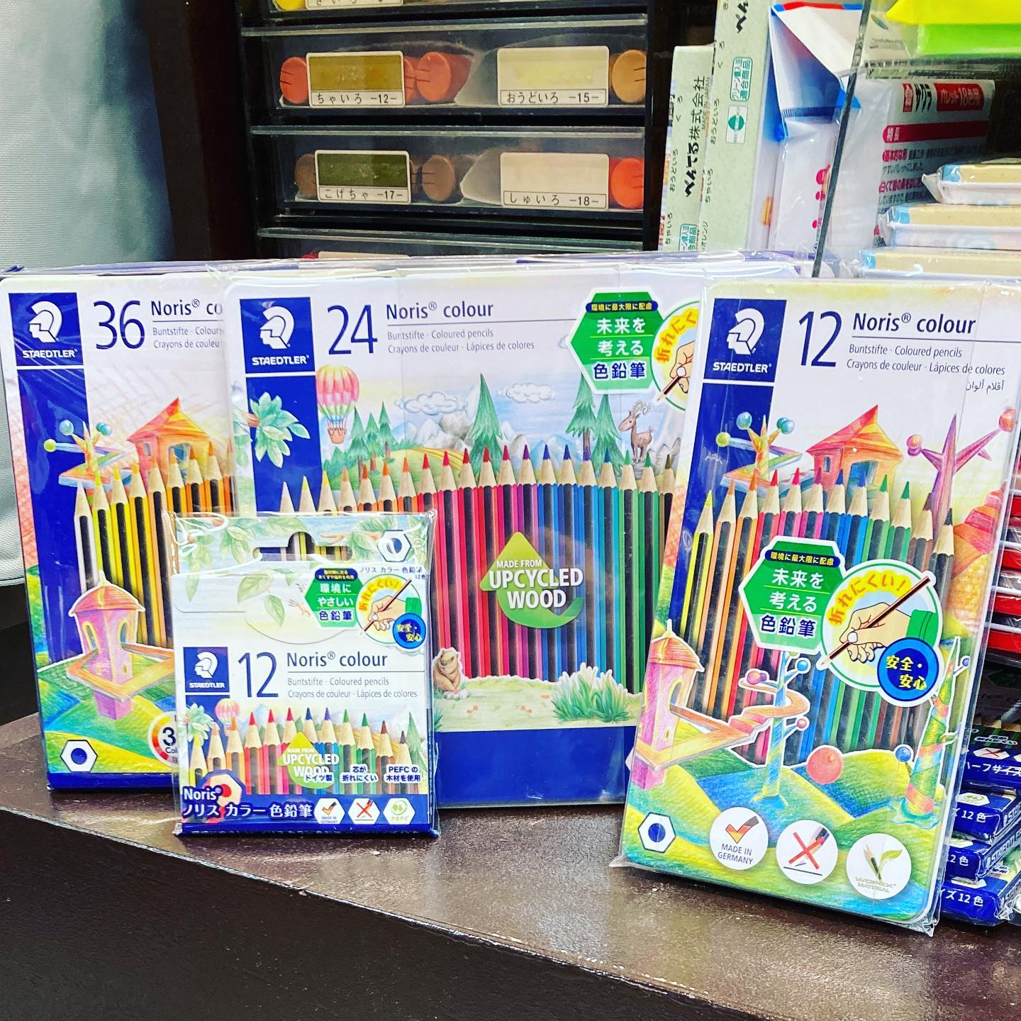こんにちはマエダ文具店です！ステッドラーの色鉛筆が入荷しました！環境にもやさしく、折れにくい色鉛筆です。12色、24色、36色パック、そして12色ショートサイズがあります。ドイツ製なので日本のカラーとは少し違うヨーロッパの色彩感覚をお楽しみください！#マエダ文具店 #前田文具店#梅小路公園 #梅小路京都西駅#京都水族館 #京都鉄道博物館#ホテルエミオン京都 #梅小路ポテル京都 #ザロイヤルパークホテル京都梅小路 #七条センター商店街#文房具#色鉛筆 #ステッドラー#staedtler #ドイツ製 #トマトも売ってる文具店