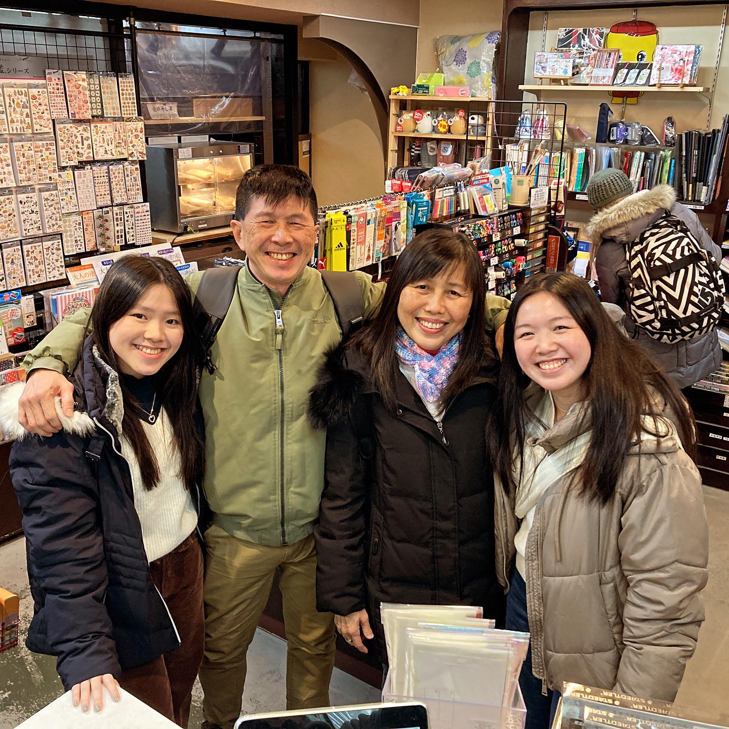 Thanks for shopping with us!They are from Singapore! I haven’t been there for a long time… I miss Hainan chicken rice! always enjoy having chat with happy family! Hope you guys enjoy the rest of your trip!Keep warm! Don’t sweat!Happy new year ️#office7maeda #kyotostationery #singapore #hainanchickenrice #kyoto #sightseeing – Instagram